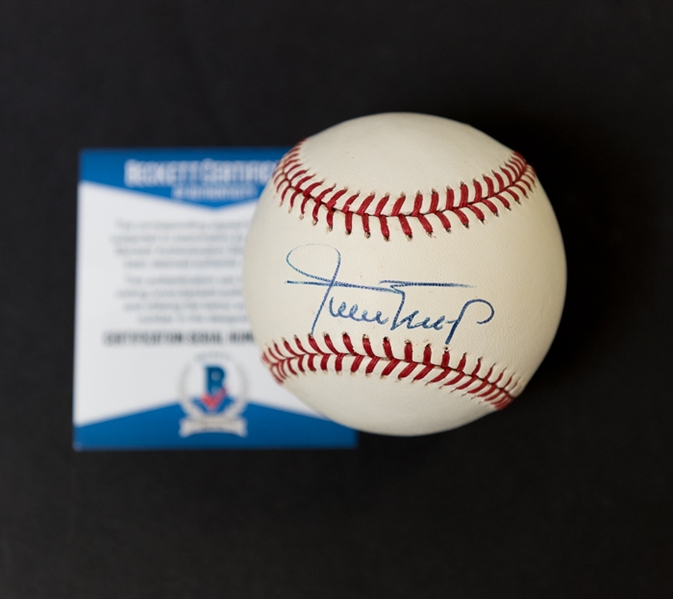 Willie Mays Autographed Official National League Baseball (Beckett COA)