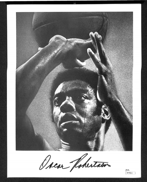 Oscar Robertson Signed 8.5 x 11 Photo - JSA