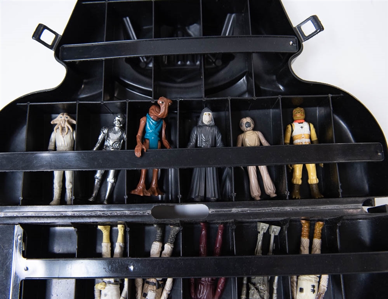 1977 Star Wars Darth Vader Collectors Case w. 17 Figures