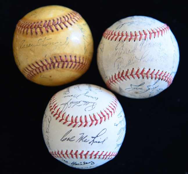 1984 RGI Complete Set w. Willie Mays #1 Autographed Card (JSA Auction Letter) & (3) Vintage Souvenir Facsimile Signed (Stamped) Baseballs - c 1955 Yankees, c. 1960 Reds, c. 1959 Braves
