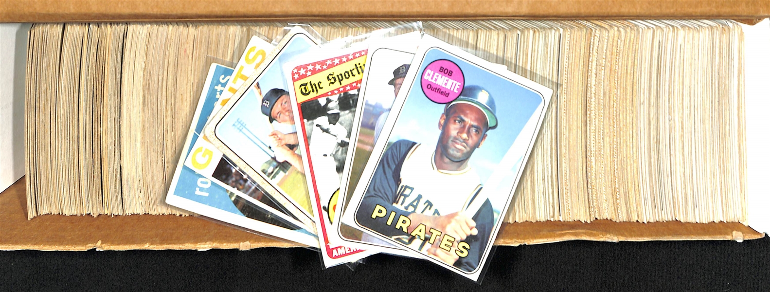 Lot of (600+) Assorted 1957-1969 Topps Baseball Cards w. 1969 Roberto Clemente
