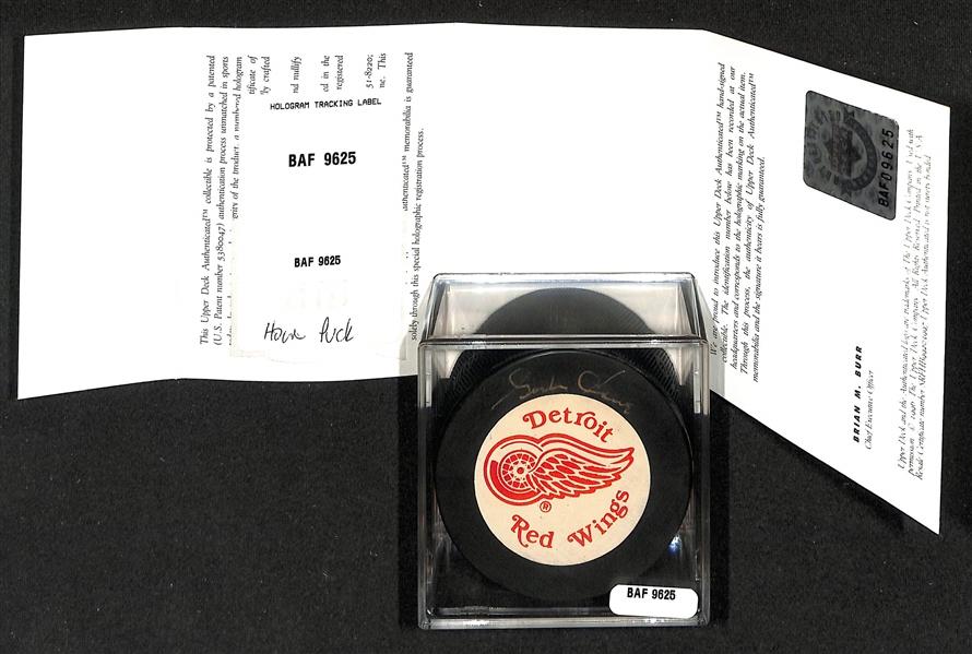 Gordy Howe Mr. Hockey Signed Detroit Red Wings Puck - Upper Deck Authenticated