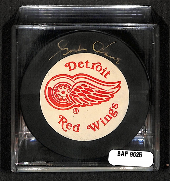 Gordy Howe Mr. Hockey Signed Detroit Red Wings Puck - Upper Deck Authenticated